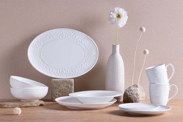 TUDOR ENGLAND Royal Whitehall dinnerware set